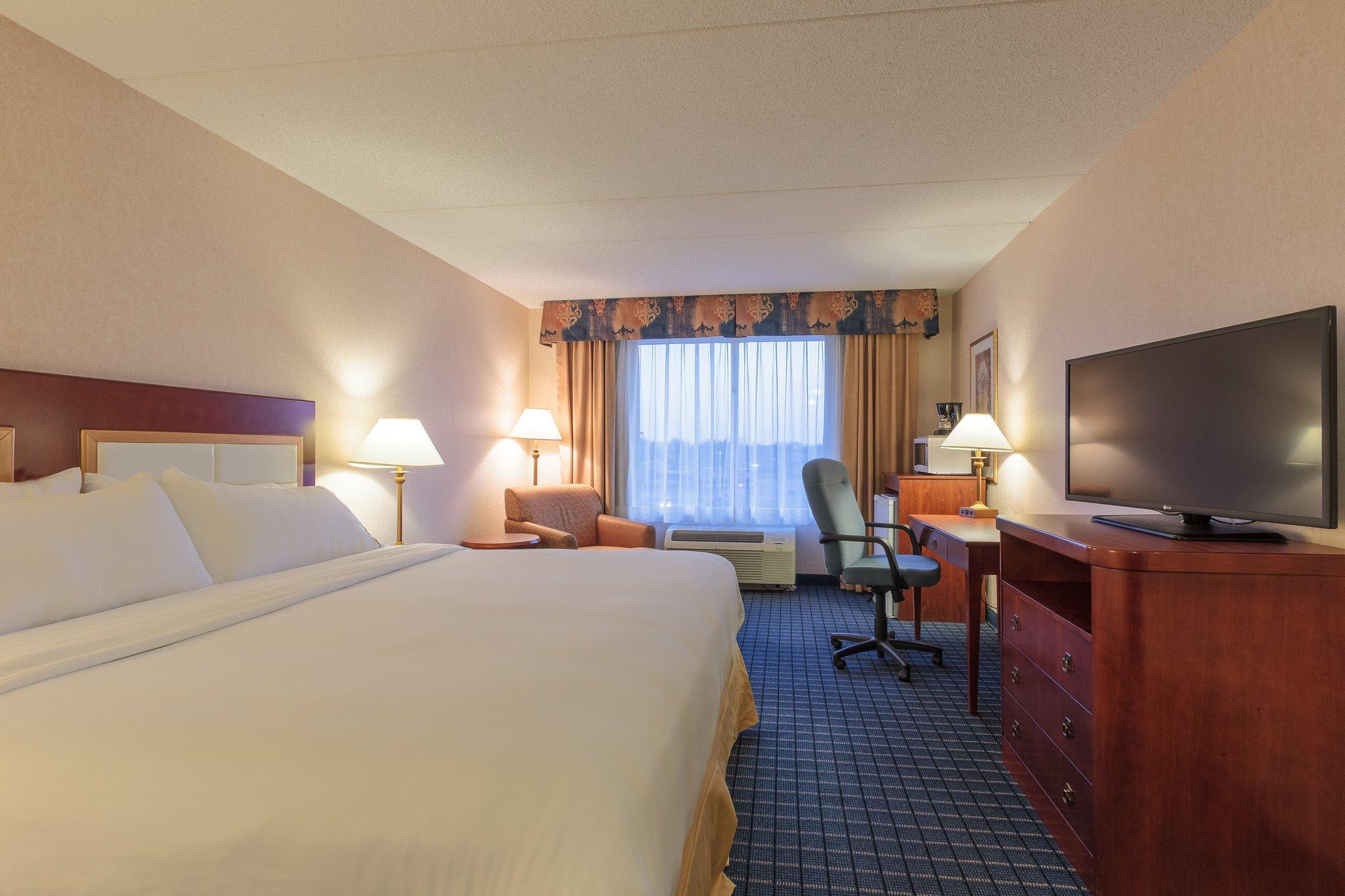 Holiday Inn Express & Suites - Belleville By Ihg Exterior foto