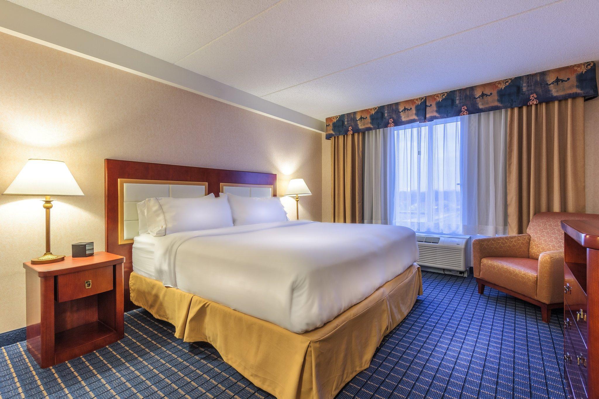 Holiday Inn Express & Suites - Belleville By Ihg Exterior foto