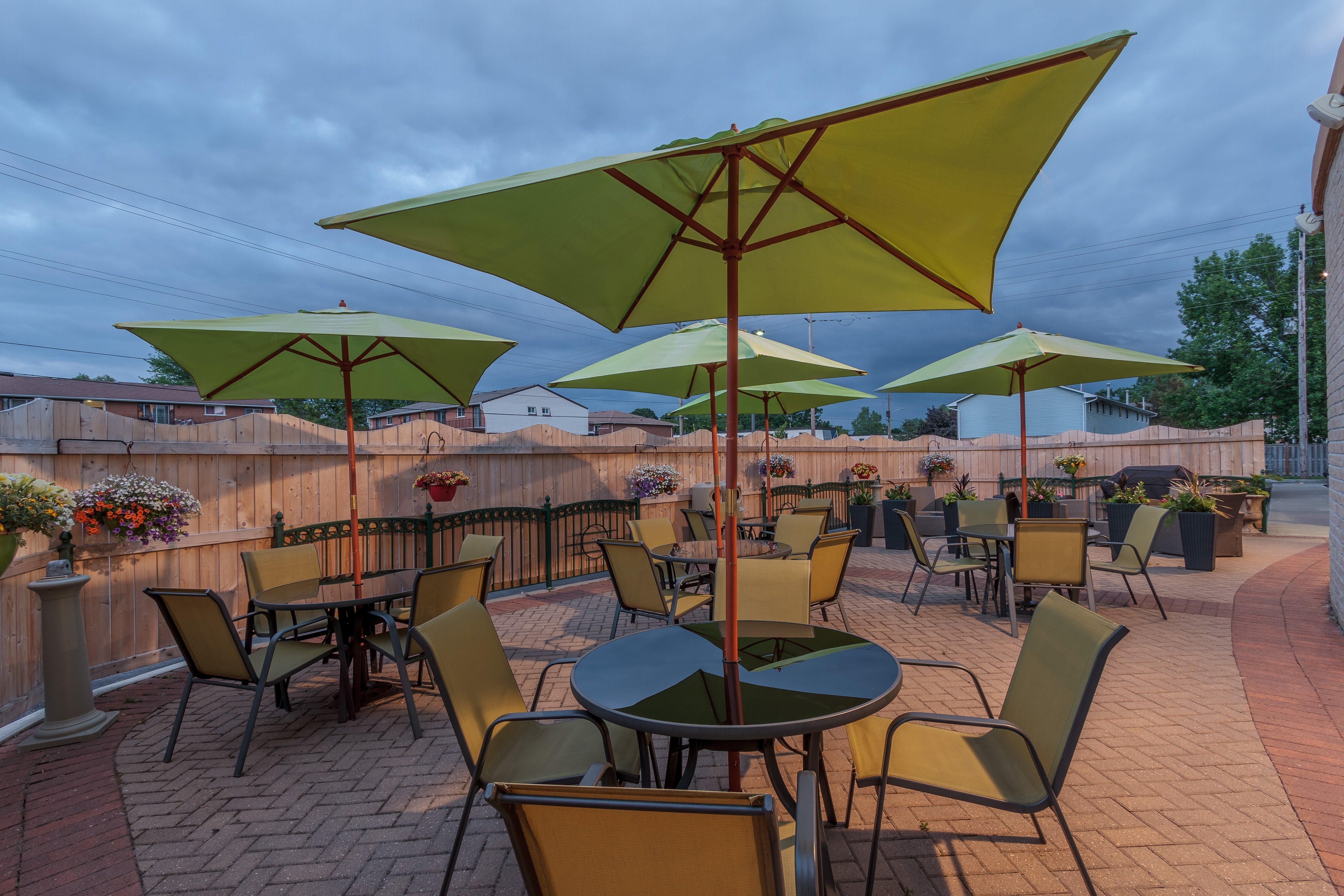 Holiday Inn Express & Suites - Belleville By Ihg Exterior foto