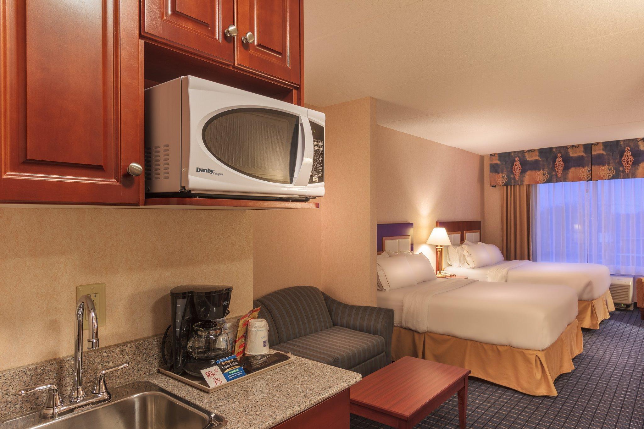 Holiday Inn Express & Suites - Belleville By Ihg Exterior foto