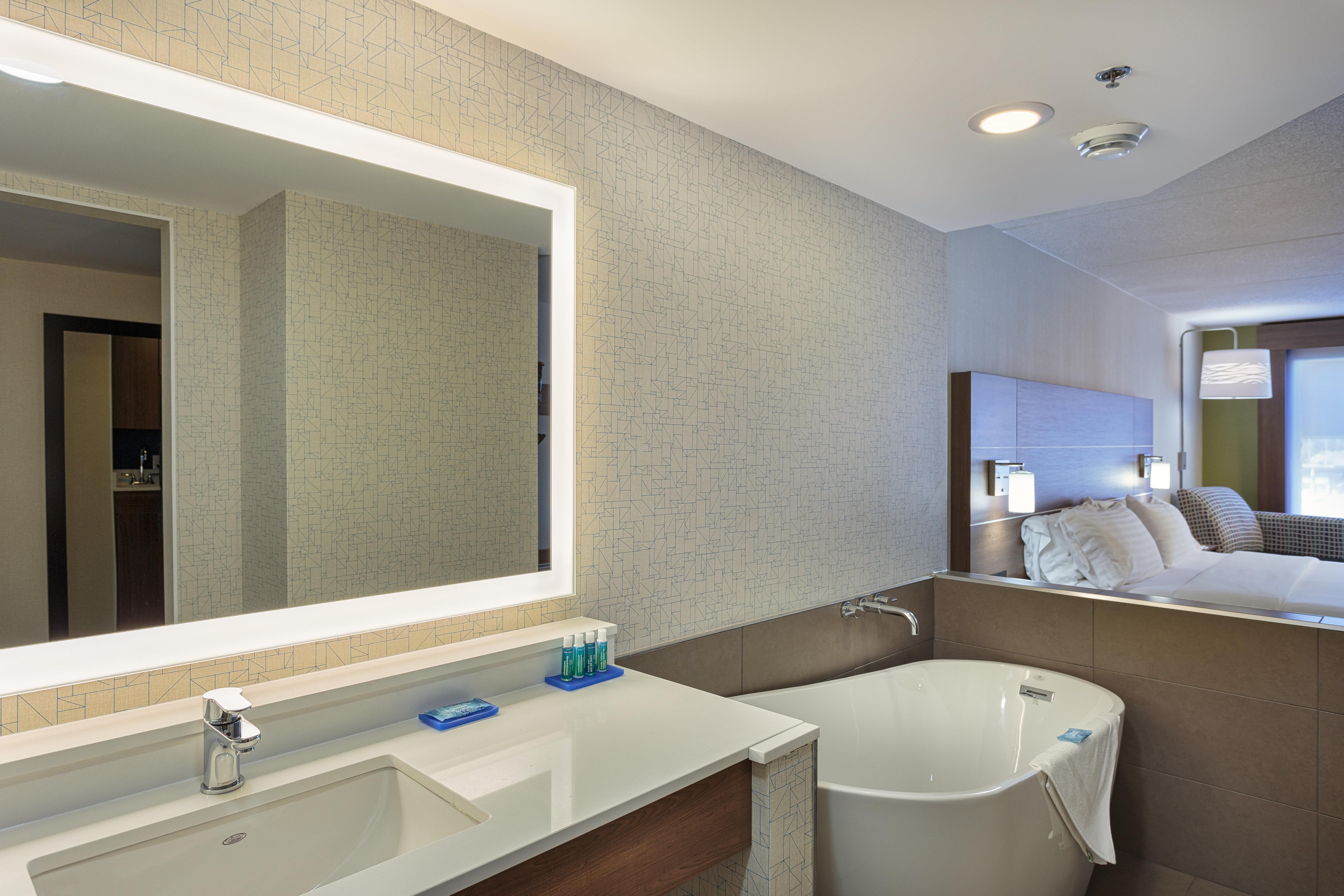 Holiday Inn Express & Suites - Belleville By Ihg Exterior foto
