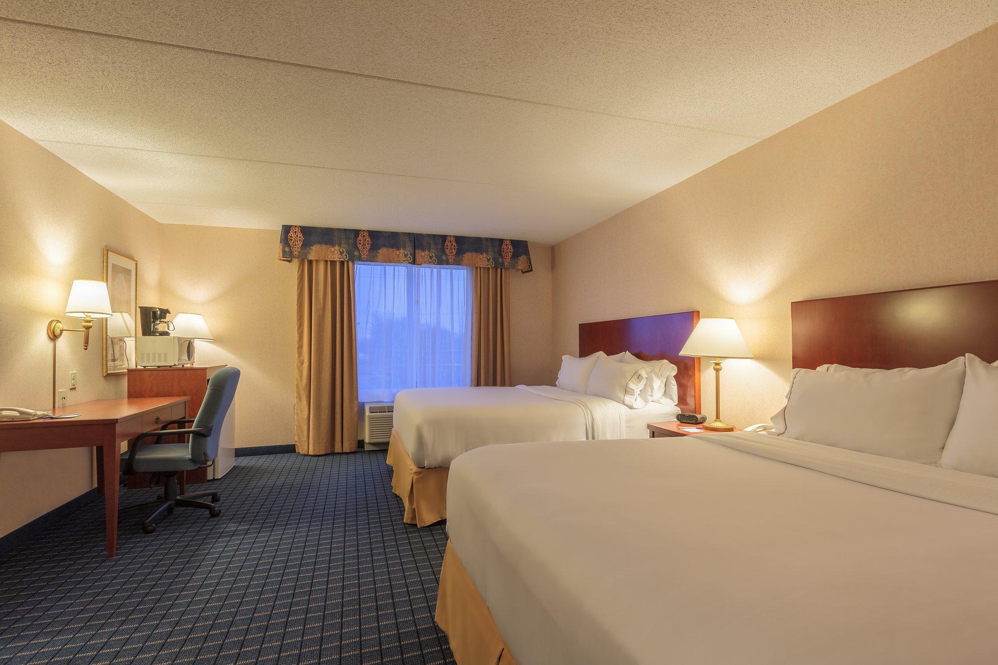 Holiday Inn Express & Suites - Belleville By Ihg Exterior foto