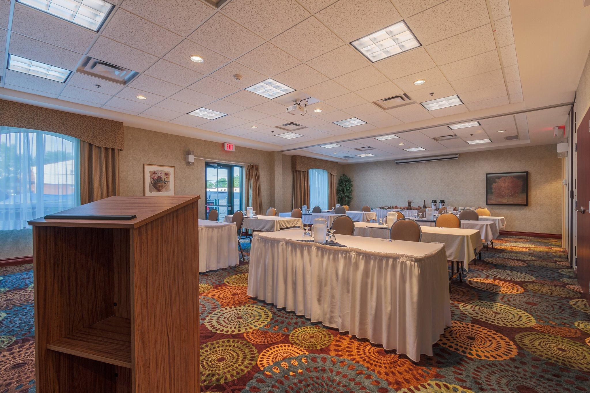 Holiday Inn Express & Suites - Belleville By Ihg Exterior foto