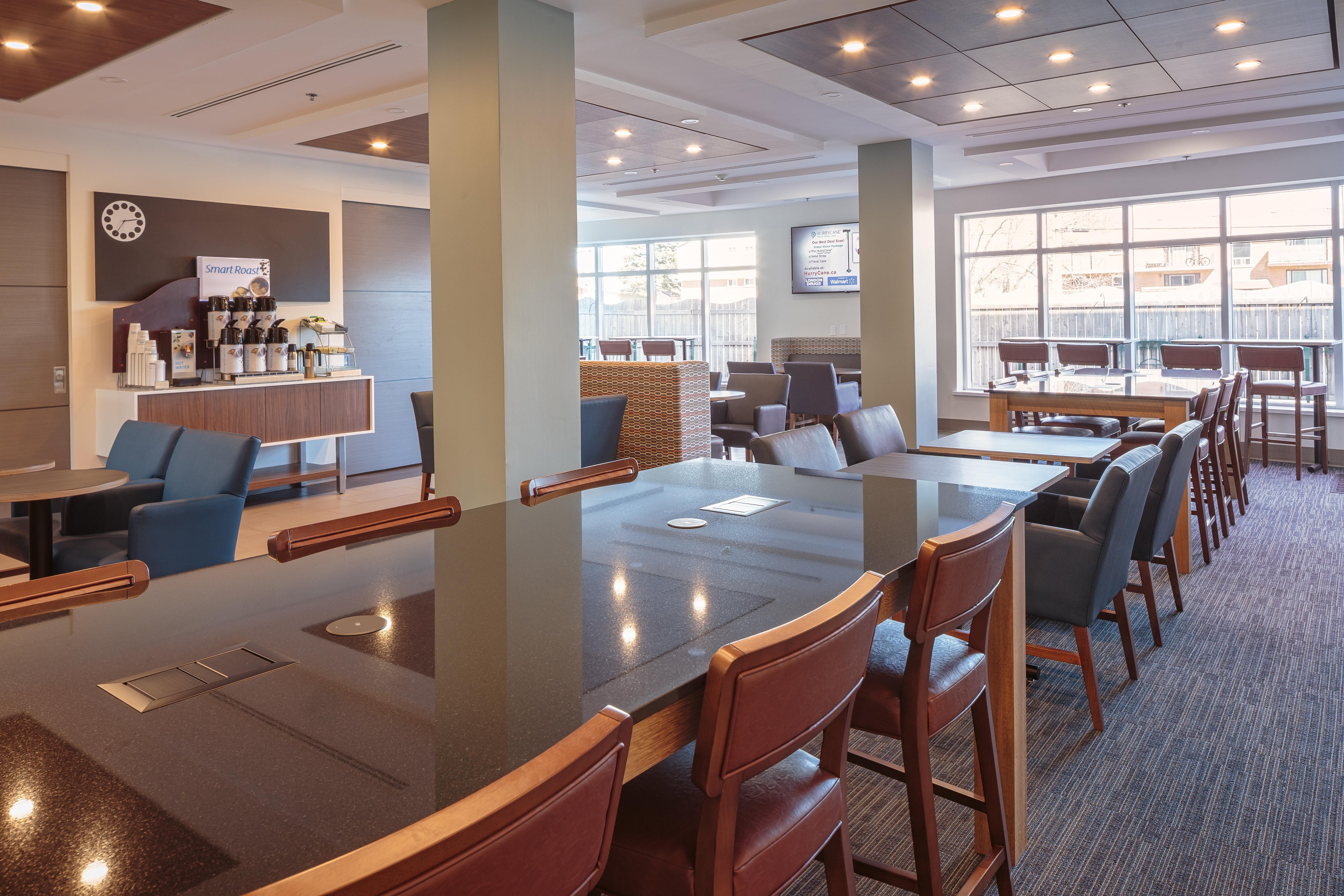 Holiday Inn Express & Suites - Belleville By Ihg Exterior foto