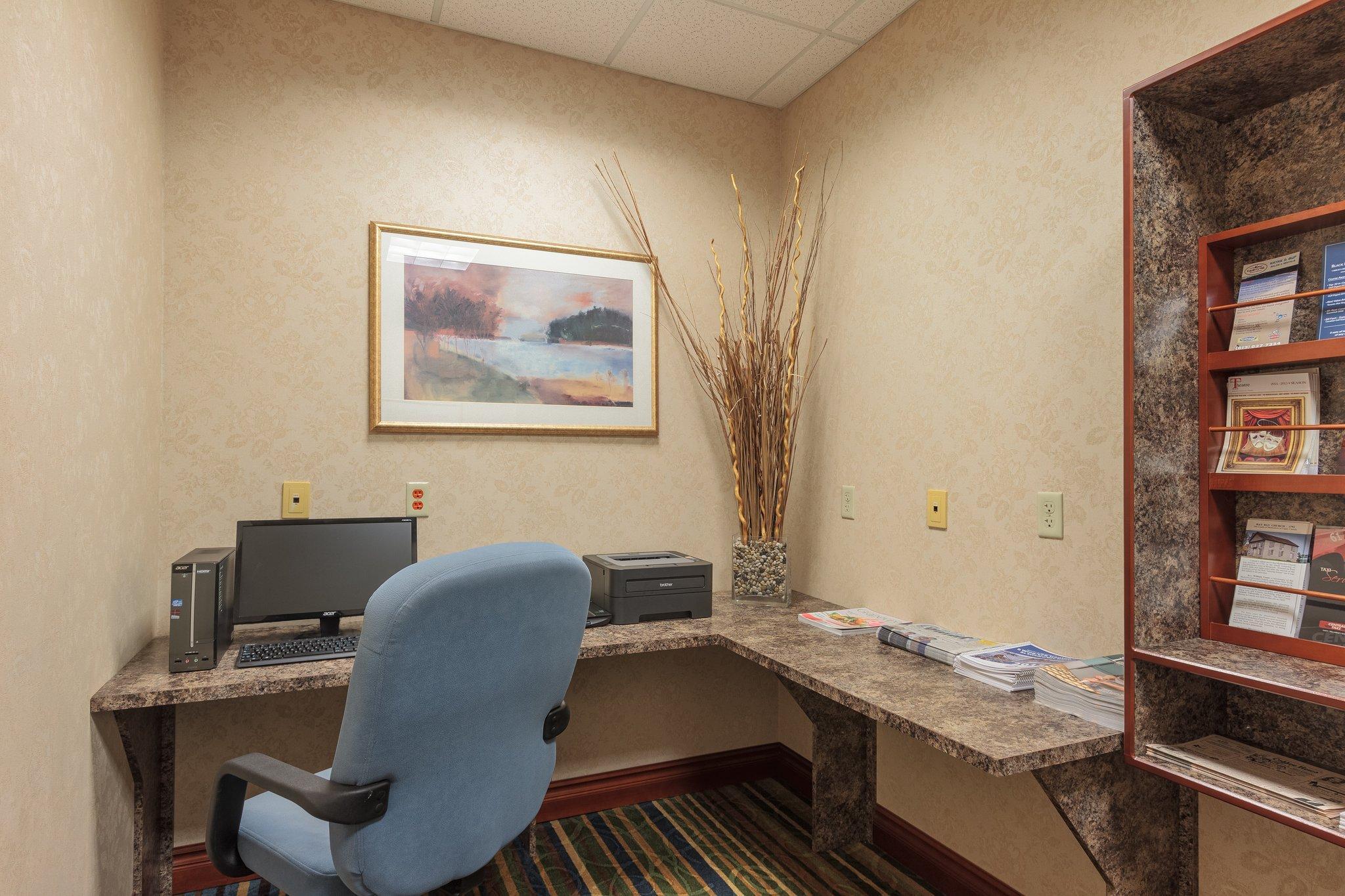 Holiday Inn Express & Suites - Belleville By Ihg Exterior foto