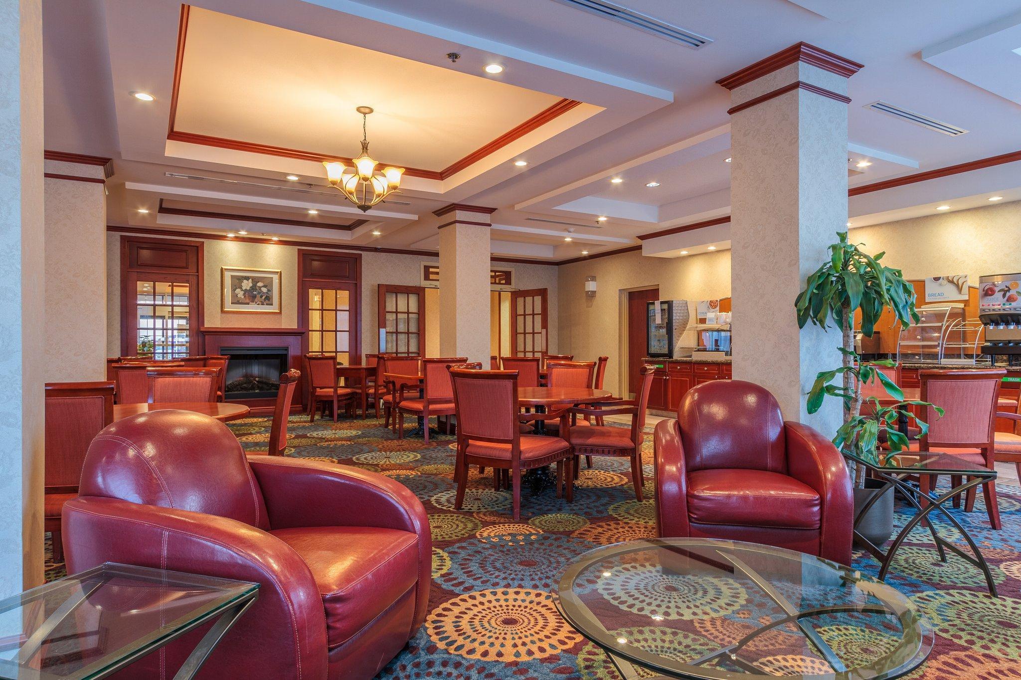 Holiday Inn Express & Suites - Belleville By Ihg Exterior foto