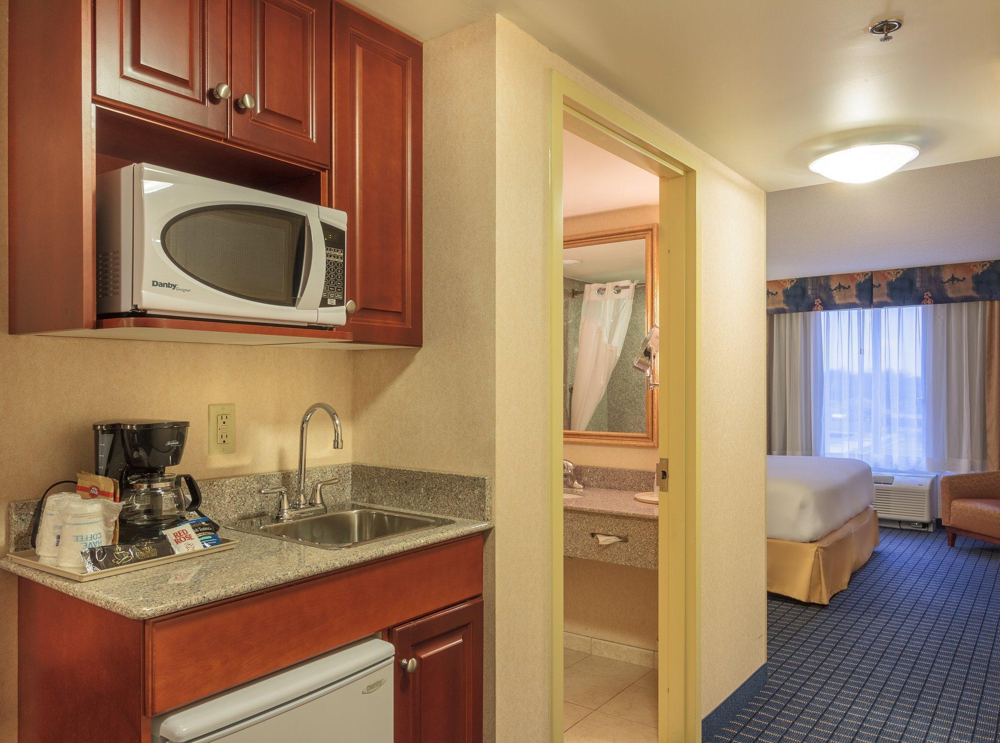 Holiday Inn Express & Suites - Belleville By Ihg Exterior foto