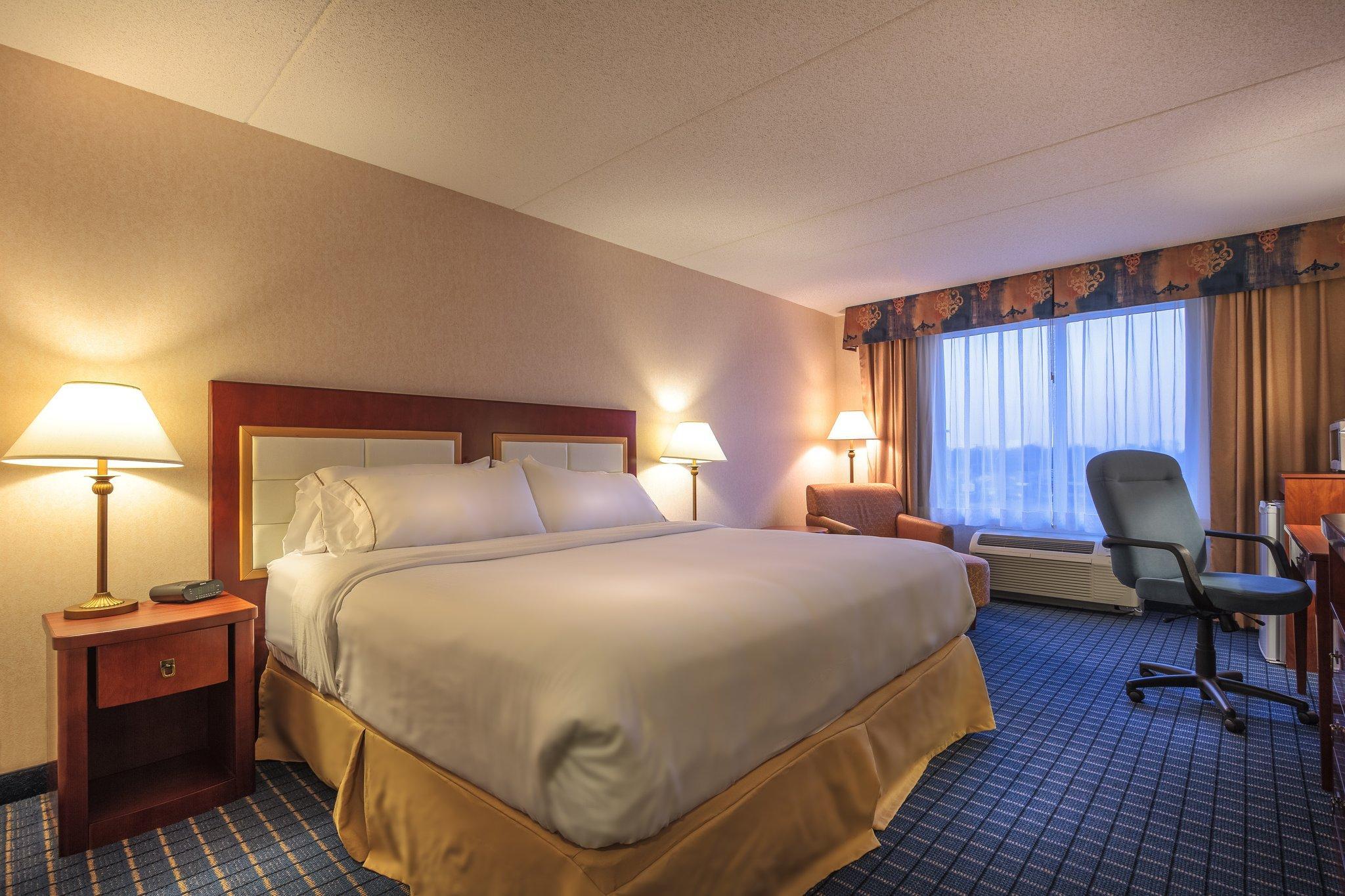 Holiday Inn Express & Suites - Belleville By Ihg Exterior foto