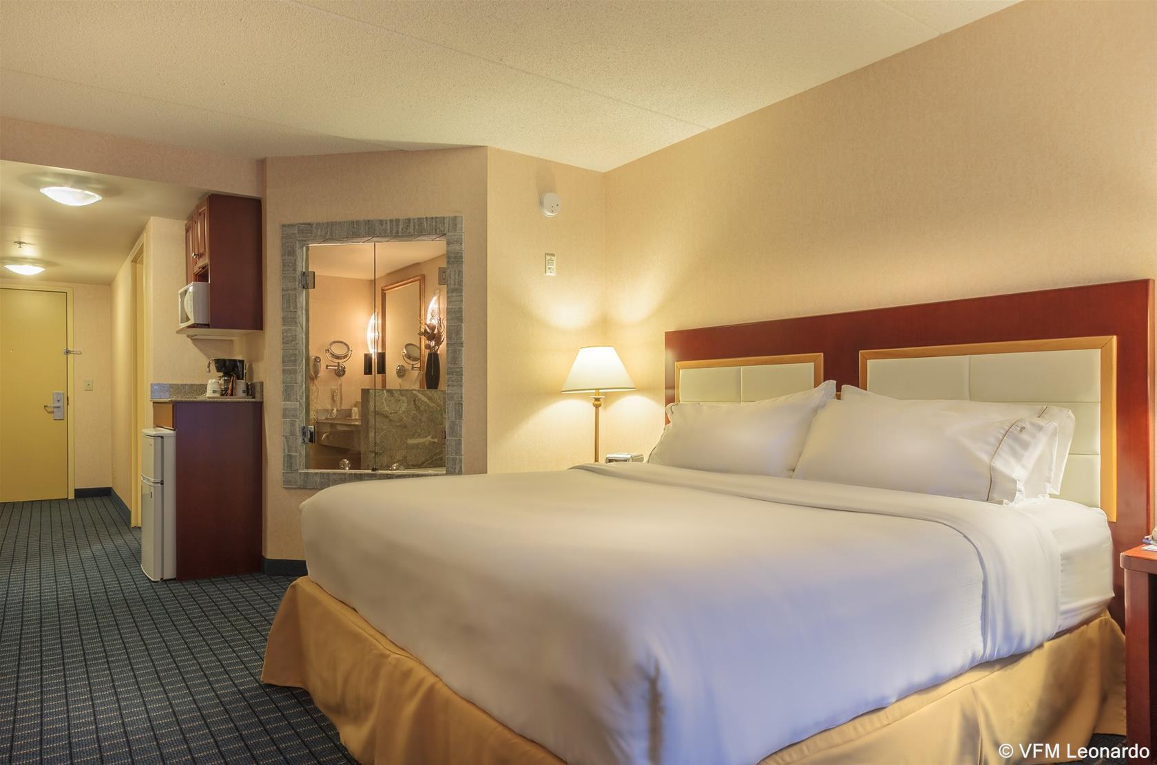 Holiday Inn Express & Suites - Belleville By Ihg Exterior foto