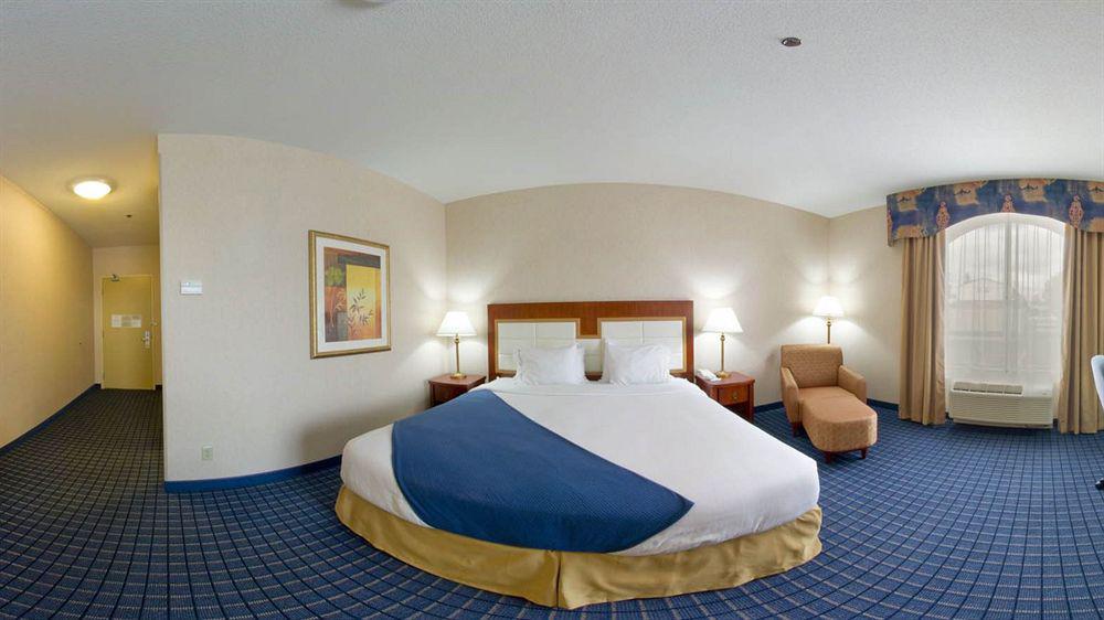 Holiday Inn Express & Suites - Belleville By Ihg Exterior foto