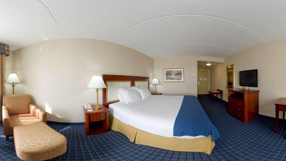 Holiday Inn Express & Suites - Belleville By Ihg Exterior foto